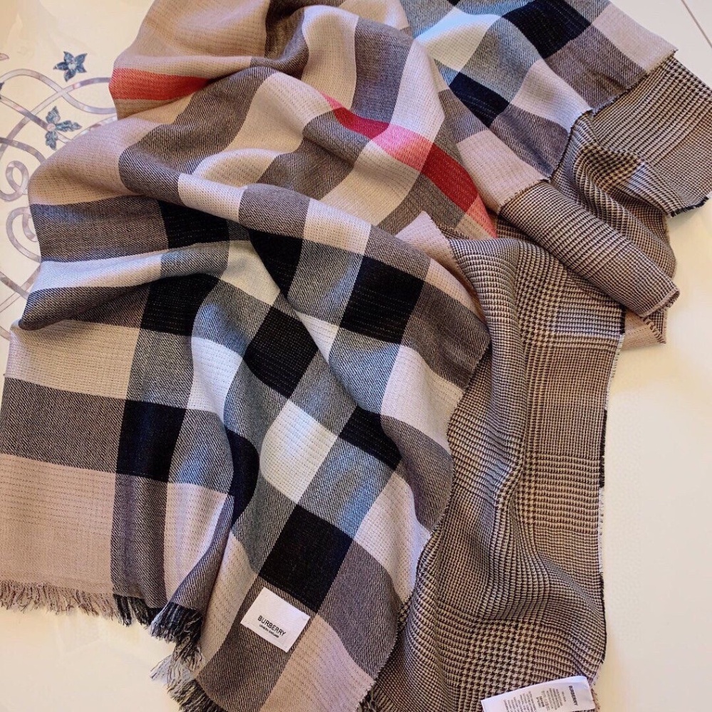 Burberry Women’s Shawl - Picture 4 of 4